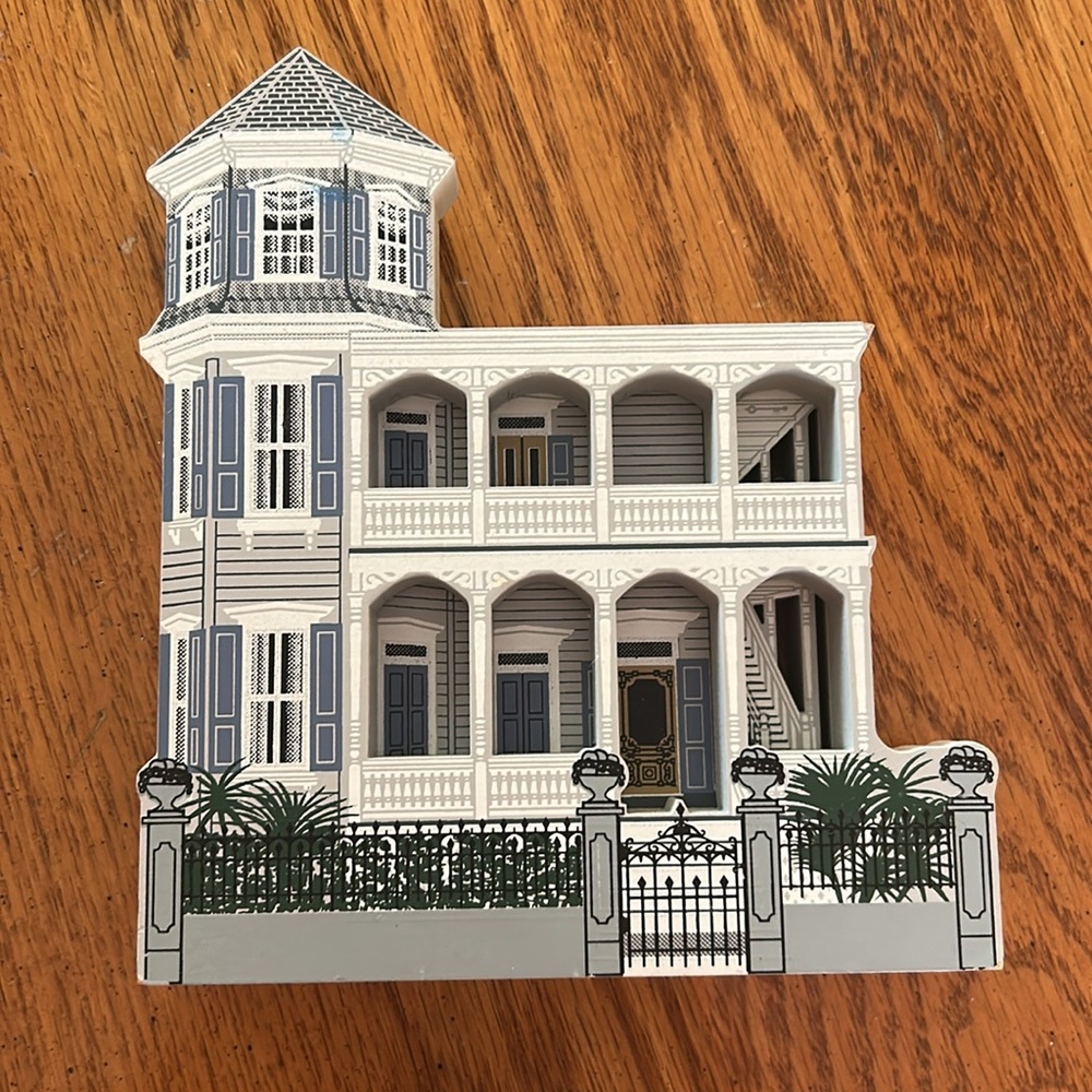 Shelia’s Key West Hand Painted Decorative Wooden Houses - Picture 3 of 6